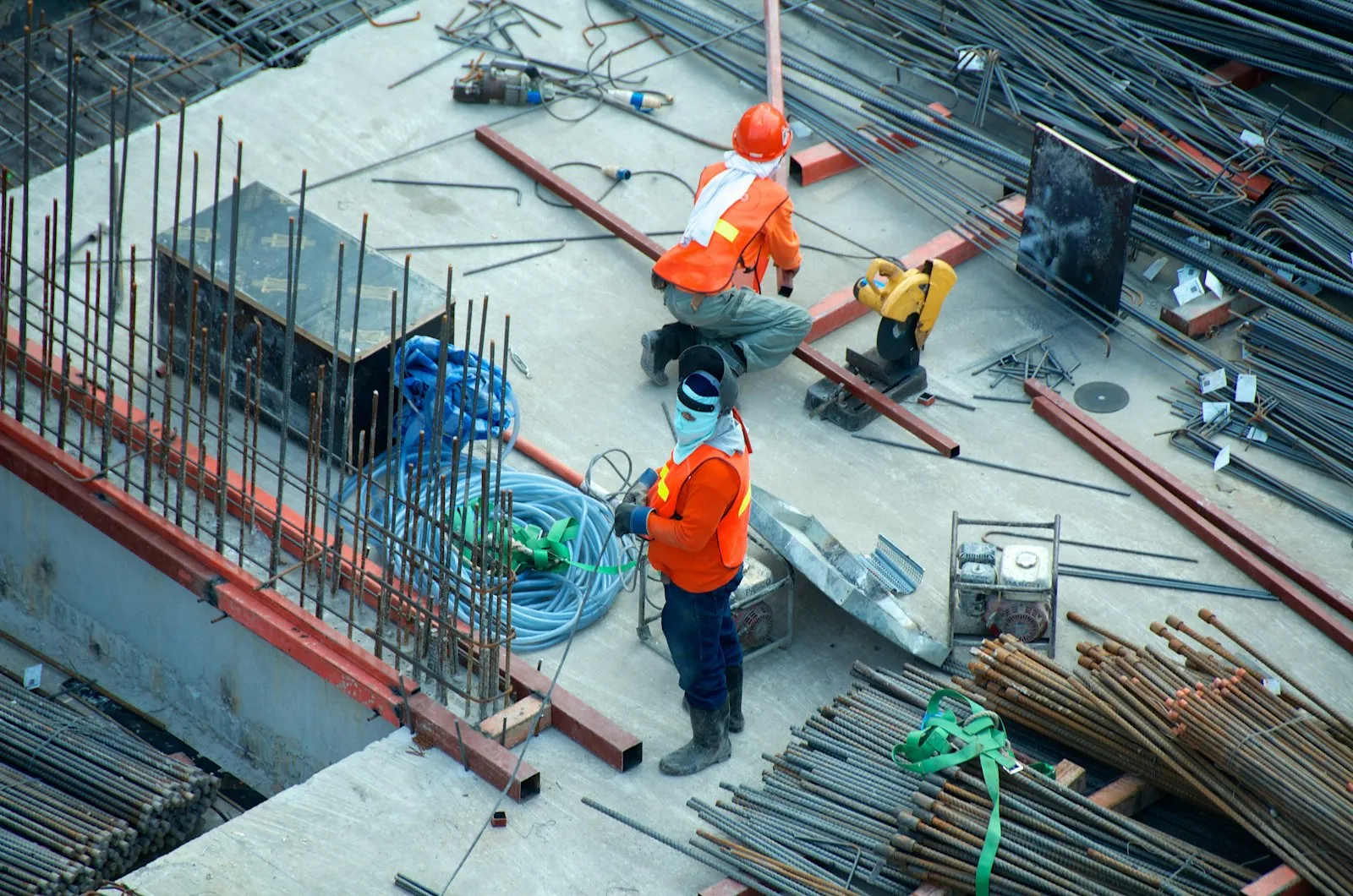 Baustelle mit Bauarbeitern in Warnwesten