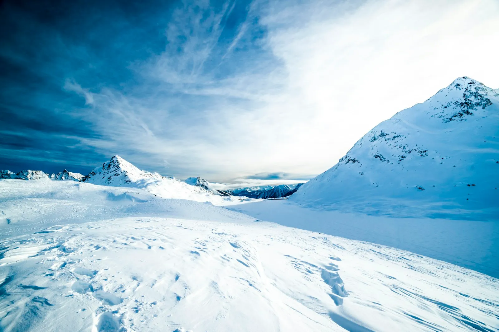 Verschneite Berglandschaft im Winter